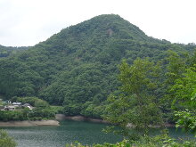 内場池 内場城のあった城山